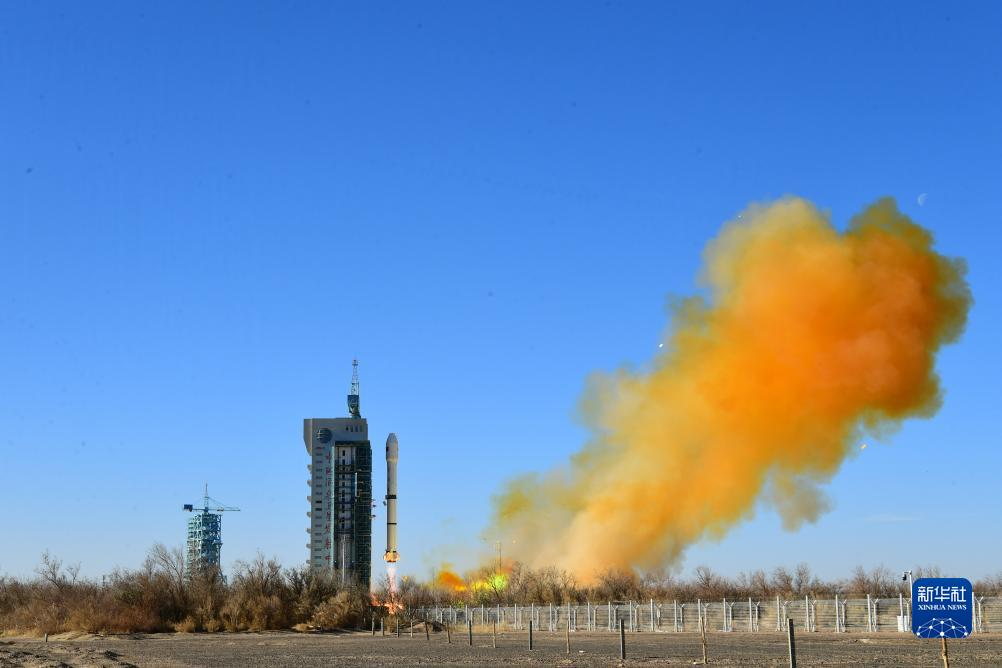 我国使用长征二号丙运载火箭将援埃及二号卫星发射升空