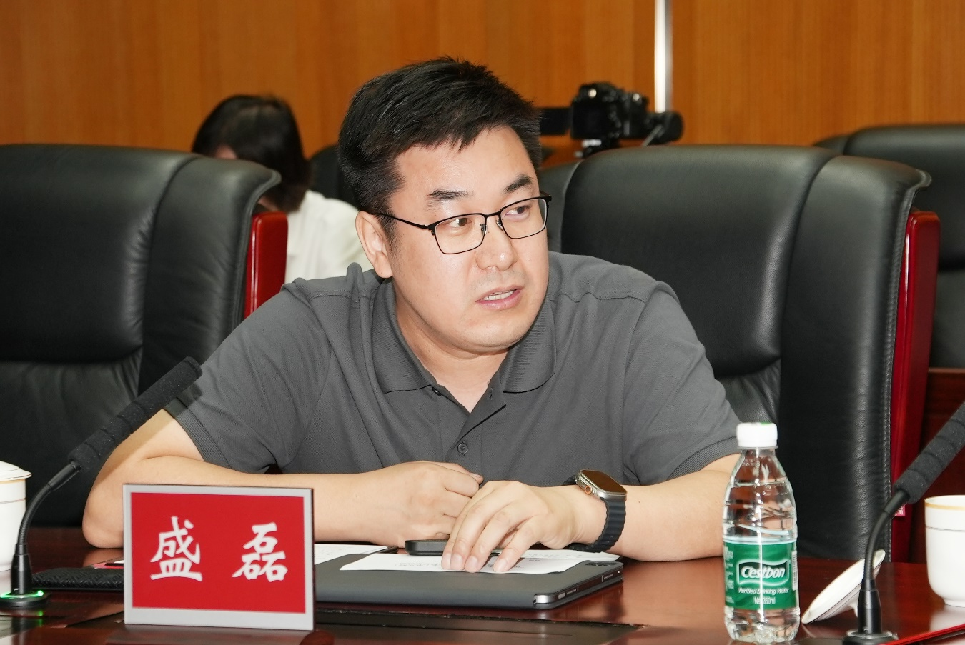 国家大剧院艺术品部艺术品征集组组长,高级主管盛磊 国家大剧院艺术品部艺术品征集组组长,高级主管盛磊